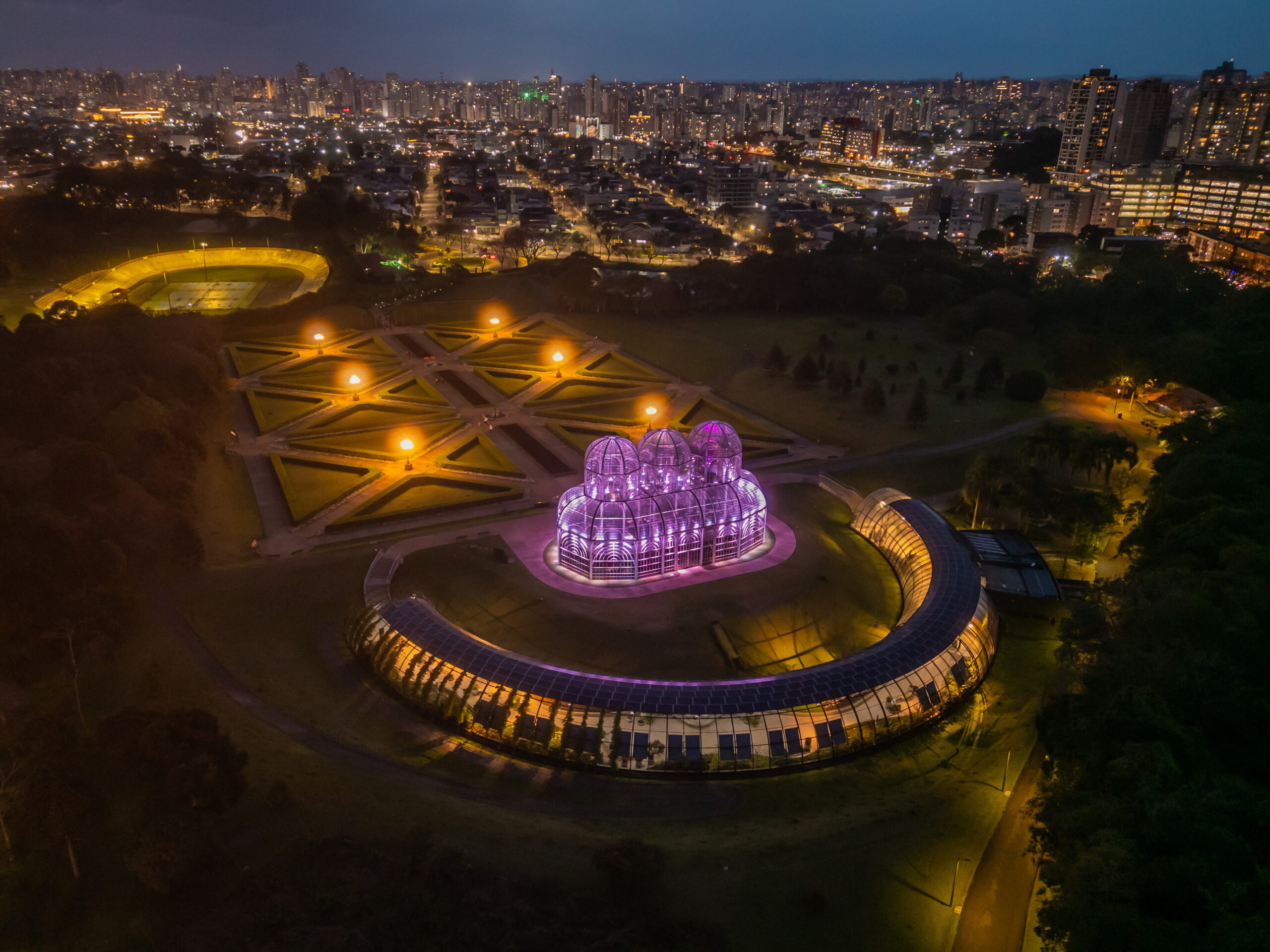 Curitiba ilumina cartões-postais de lilás e alerta para Alzheimer