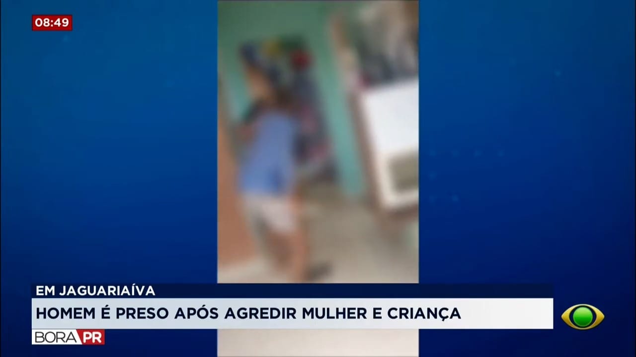 Vídeo mostra homem agredindo mulher na frente de crianças em Jaguariaíva
