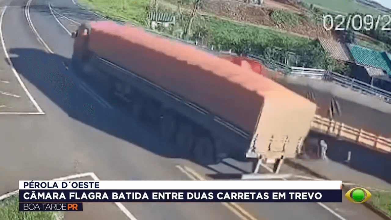 Câmera registra acidente entre duas carretas em Pérola D’Oeste