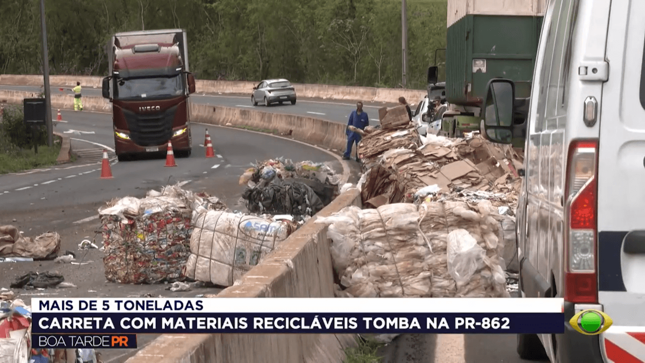 Carreta tomba e espalha recicláveis na PR-862, em Ibiporã - QTU Questões do Universo