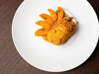 Cordona recheada com cogumelos, panceta e acompanhada de cenoura glaceada | Band Receitas