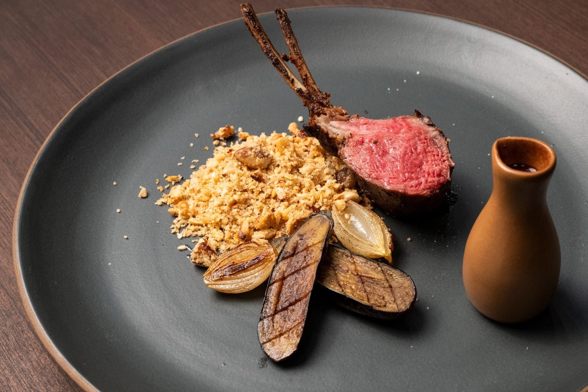 Carré de cordeiro com mini berinjelas e cebolas tostadas, farofa de castanhas e molho de vinho tinto | Band Receitas
