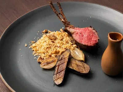 Carré de cordeiro com mini berinjelas e cebolas tostadas, farofa de castanhas e molho de vinho tinto | Band Receitas