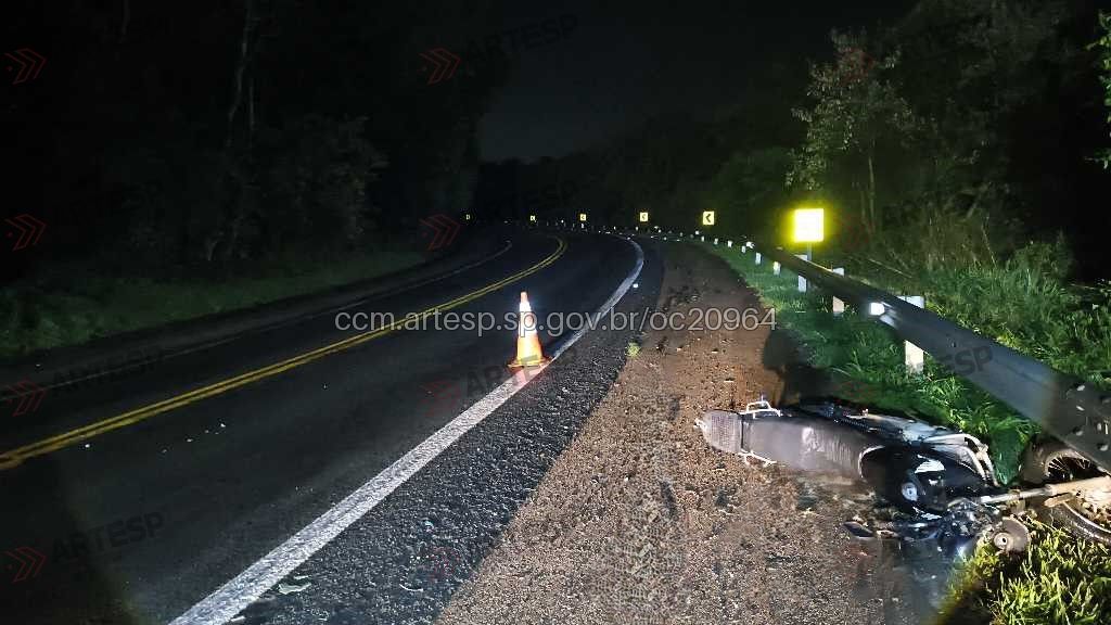 Carro atingiu a moto após perder o controle — Divulgação/Artesp