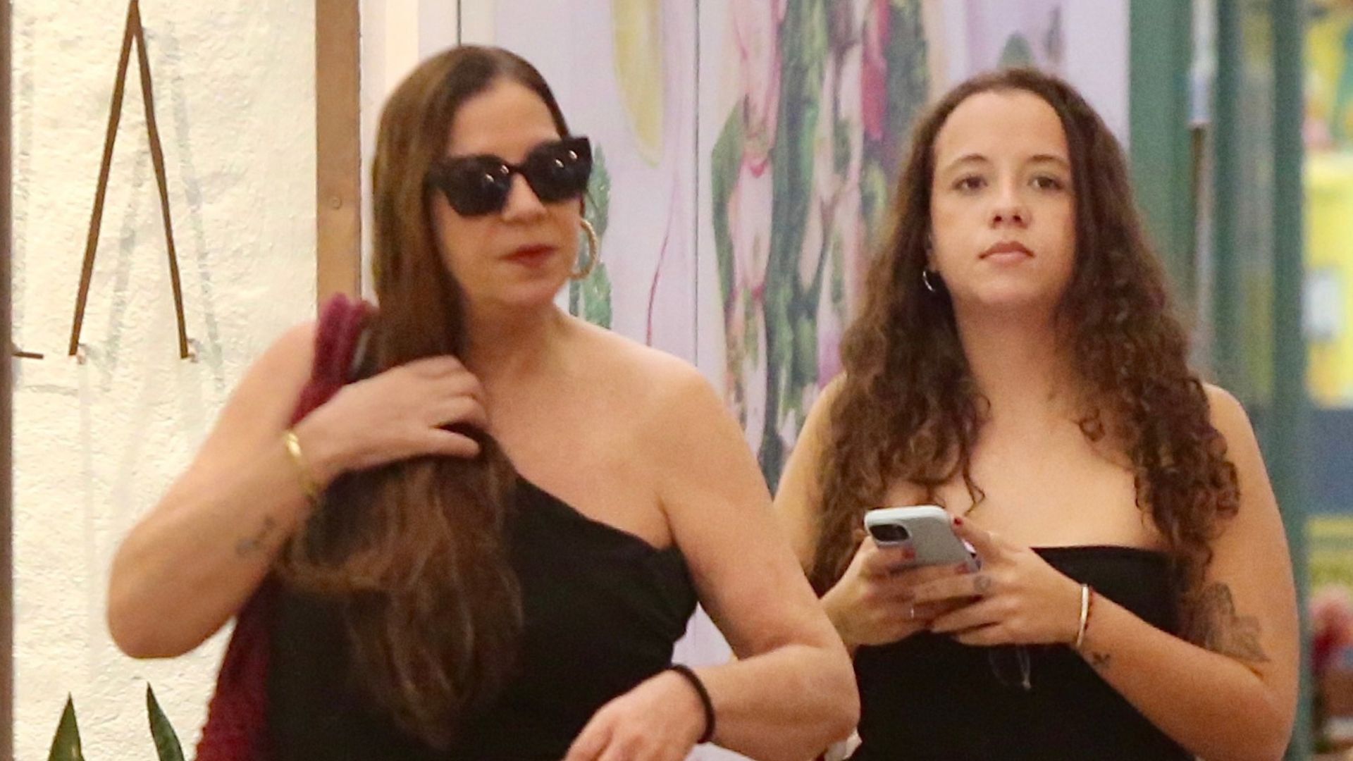 Carla Daniel faz rara aparição com a filha; veja por onde anda atriz