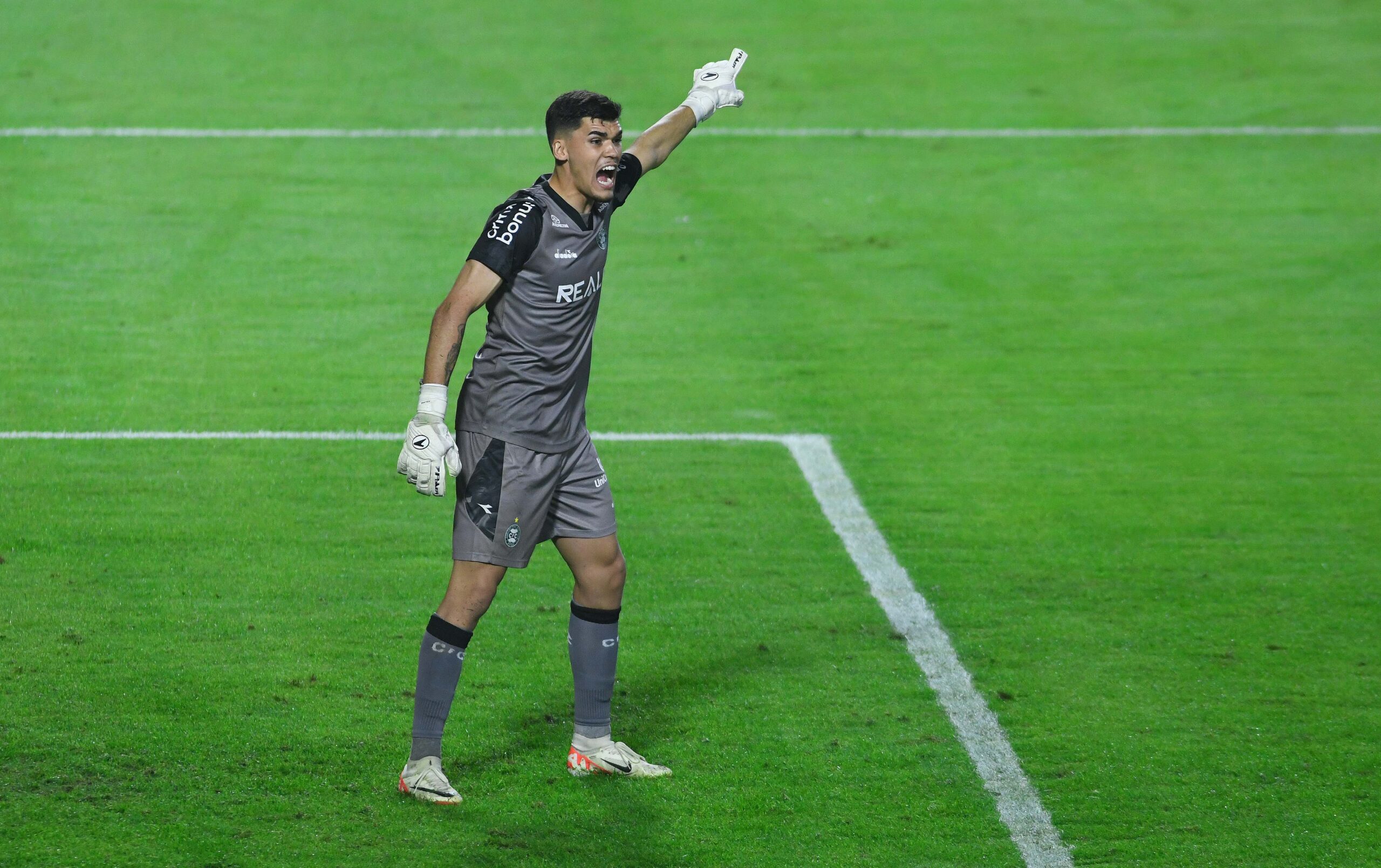 Novo goleiro da Seleção foi alvo do Flamengo, Grupo City e times europeus