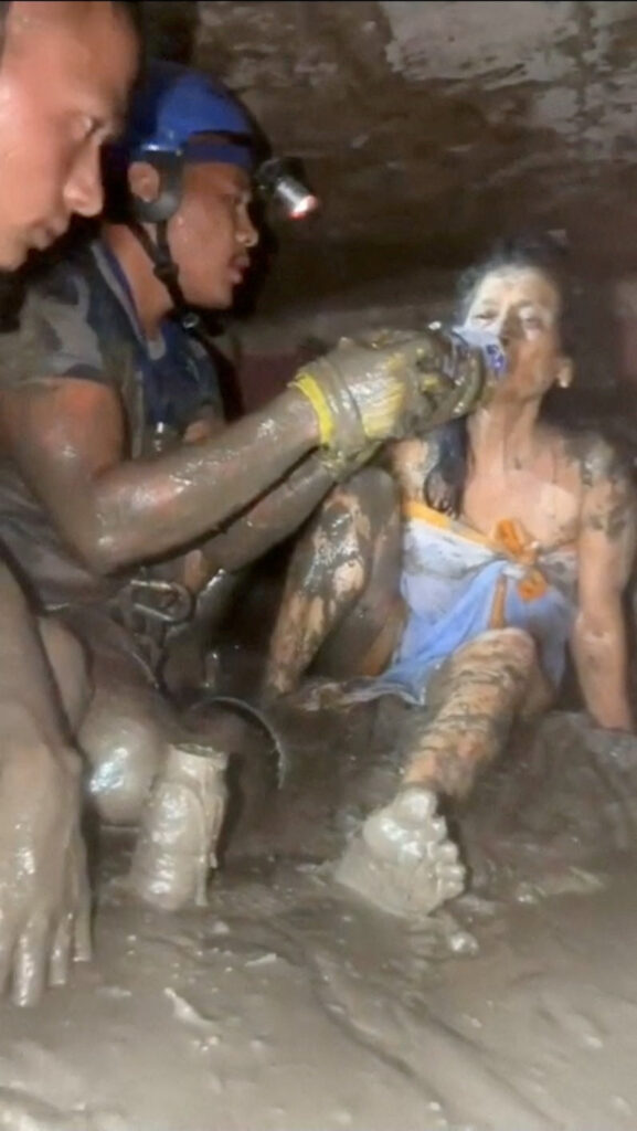 Homem que trabalham nos resgates do Nepal encontram mulher com vida