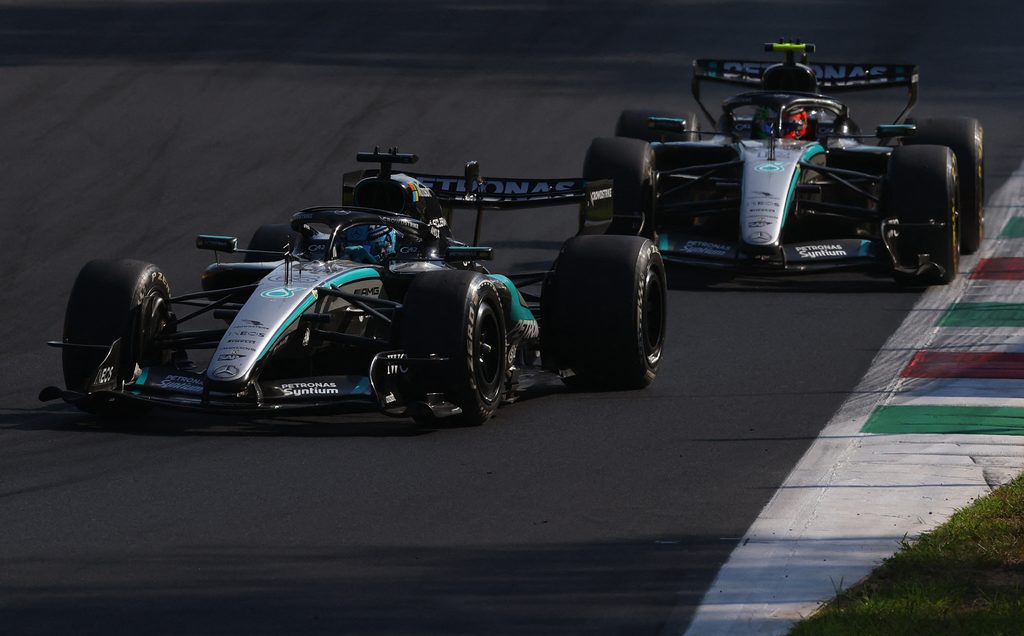 Antonelli briga pela ponta com Russell durante o GP da Itália