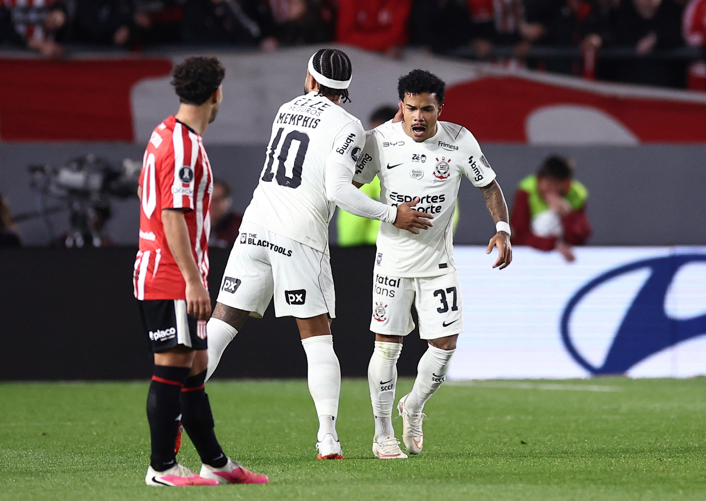 Estudiantes pede suspensão de Memphis por gesto contra torcedores