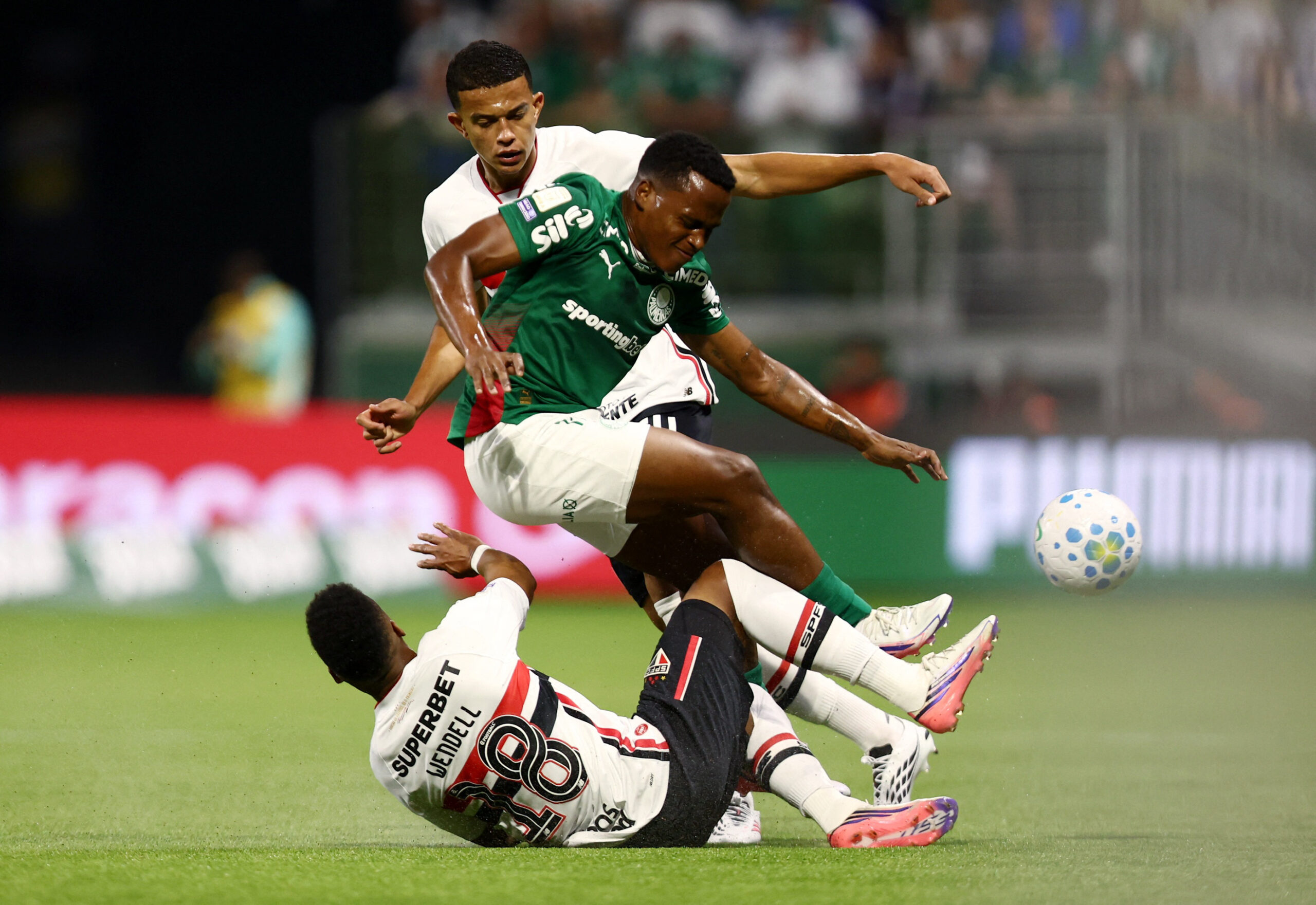 Palmeiras faz clássico contra São Paulo e tenta voltar à ponta; ouça na RB