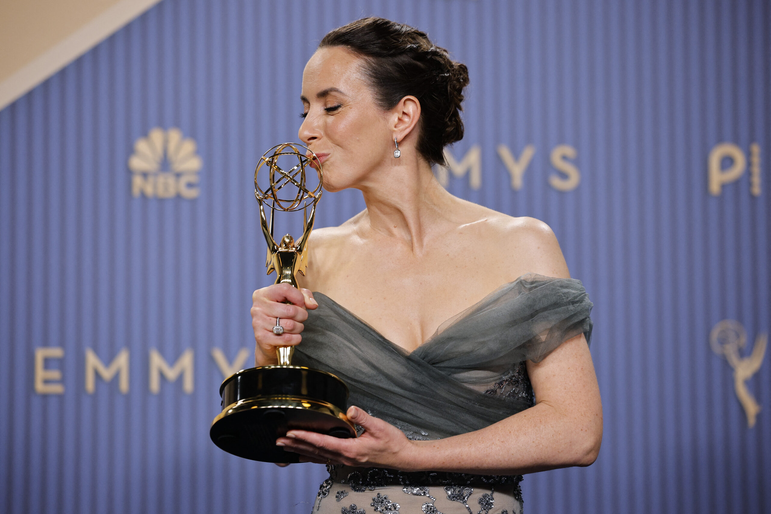 Kate O’Flynn estreia no Emmy com vitória por “Widow’s Bay”
