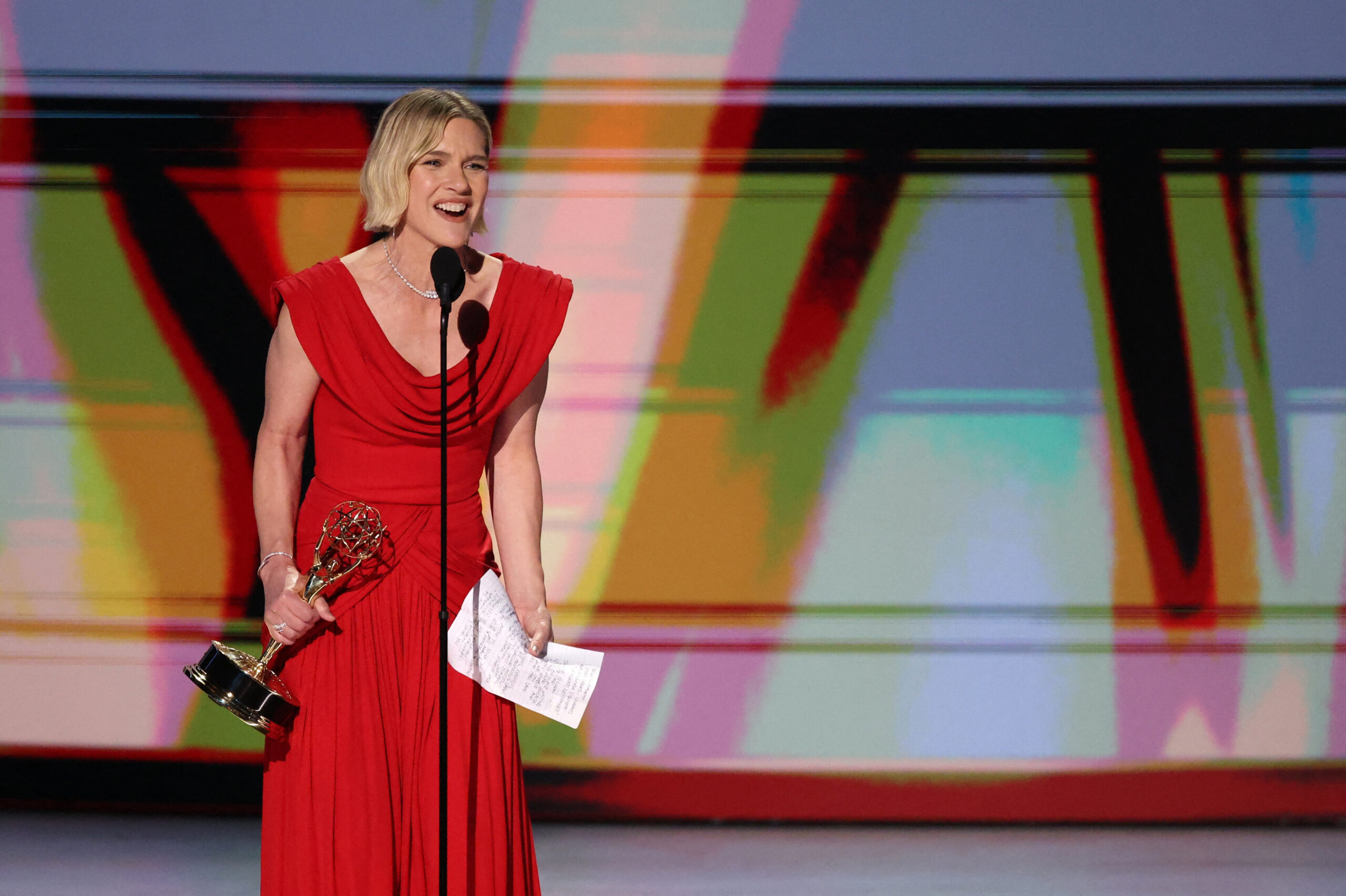 Rhea Seehorn vence Zendaya e conquista primeiro Emmy por “Pluribus”