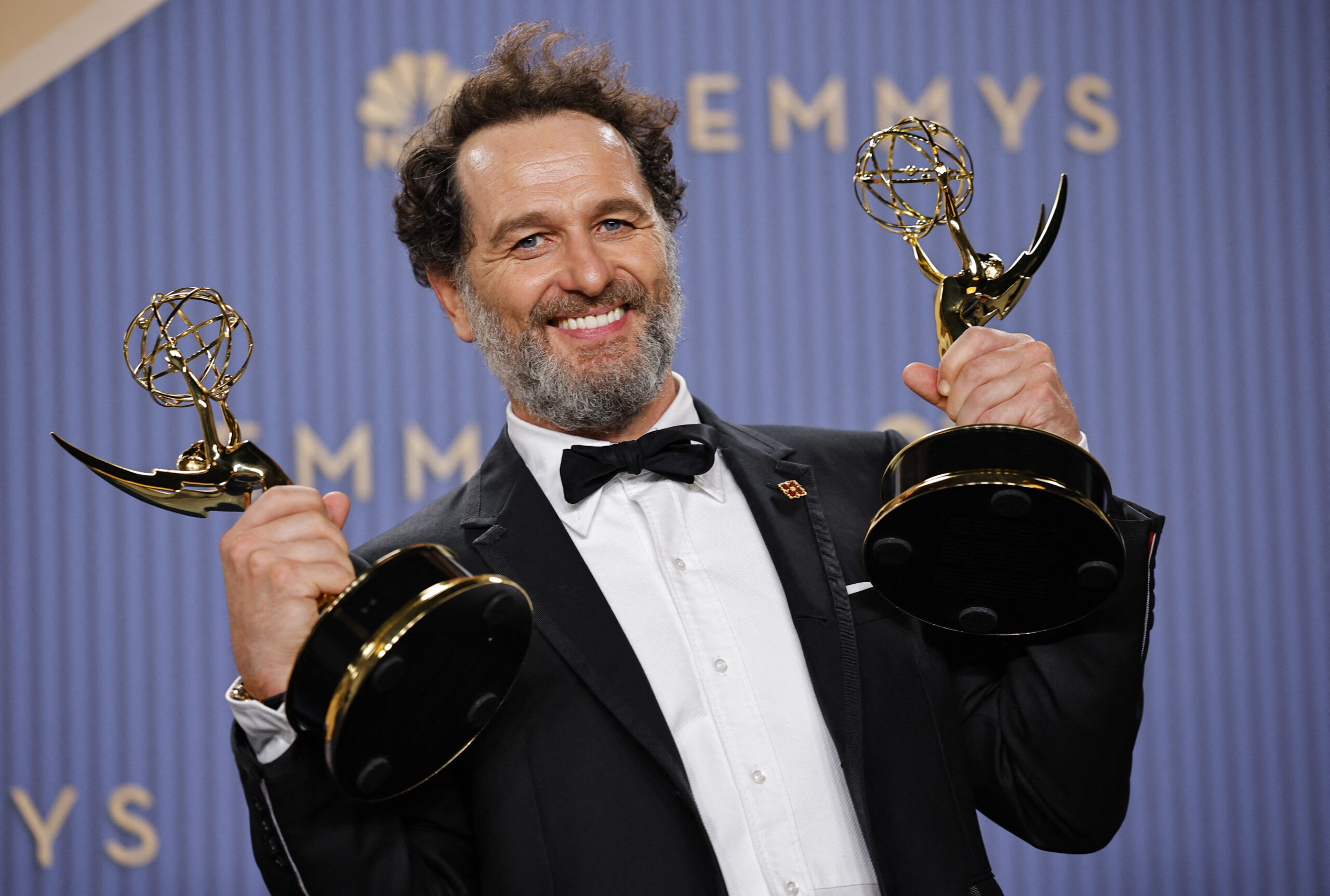 Imagem ilustrativa sobre Matthew Rhys faz história ao ganhar dois Emmys de Melhor Ator na mesma noite