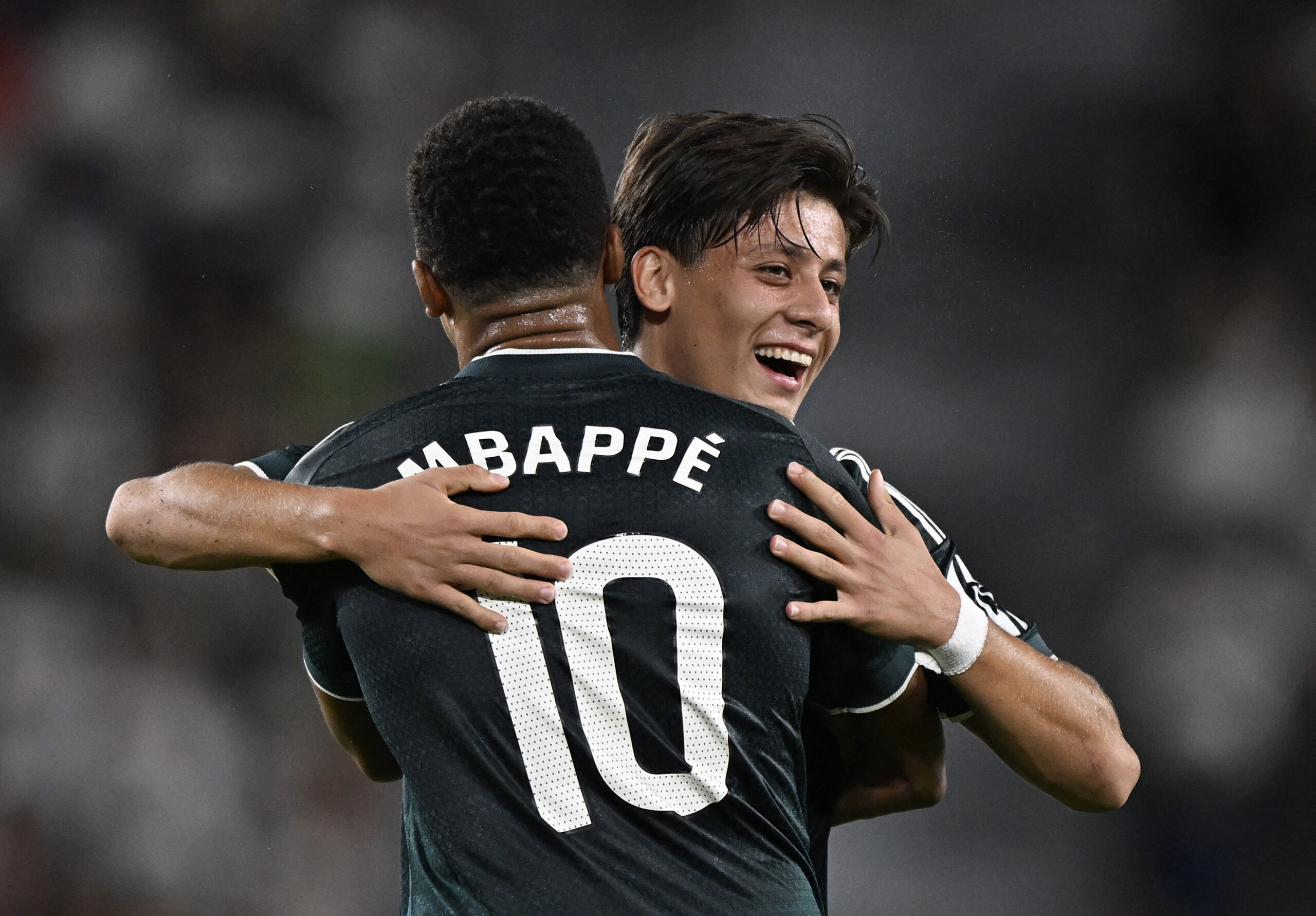 Vini Jr joga mal, Real sofre, mas vence Elche e cola no Barcelona em LaLiga