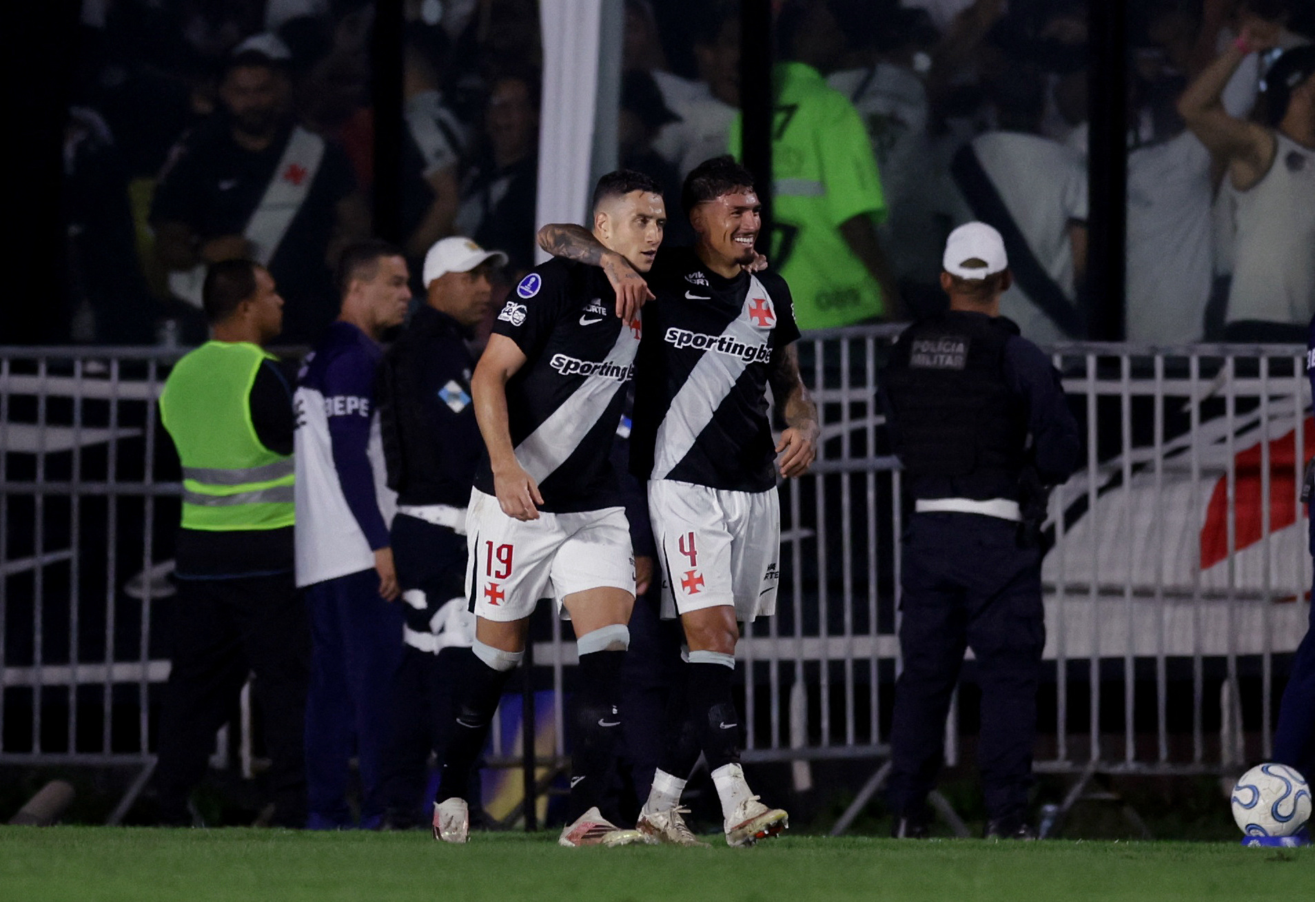 Vasco vence Santa Fe e avança à semifinal da Sul-Americana; veja os gols