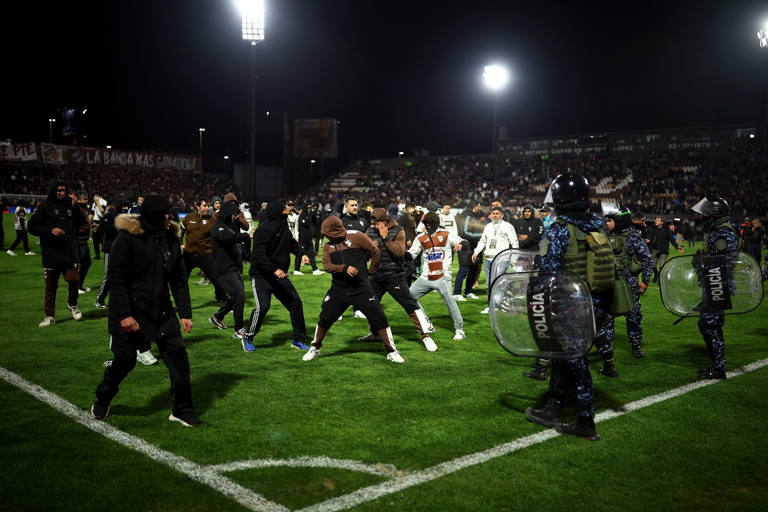 Time argentino é punido após invasão e briga em jogo da Libertadores; veja