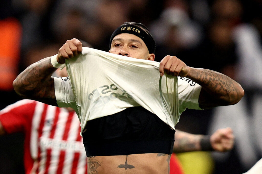 Memphis Depay perde pênalti para Corinthians contra Estudiantes na Libertadores