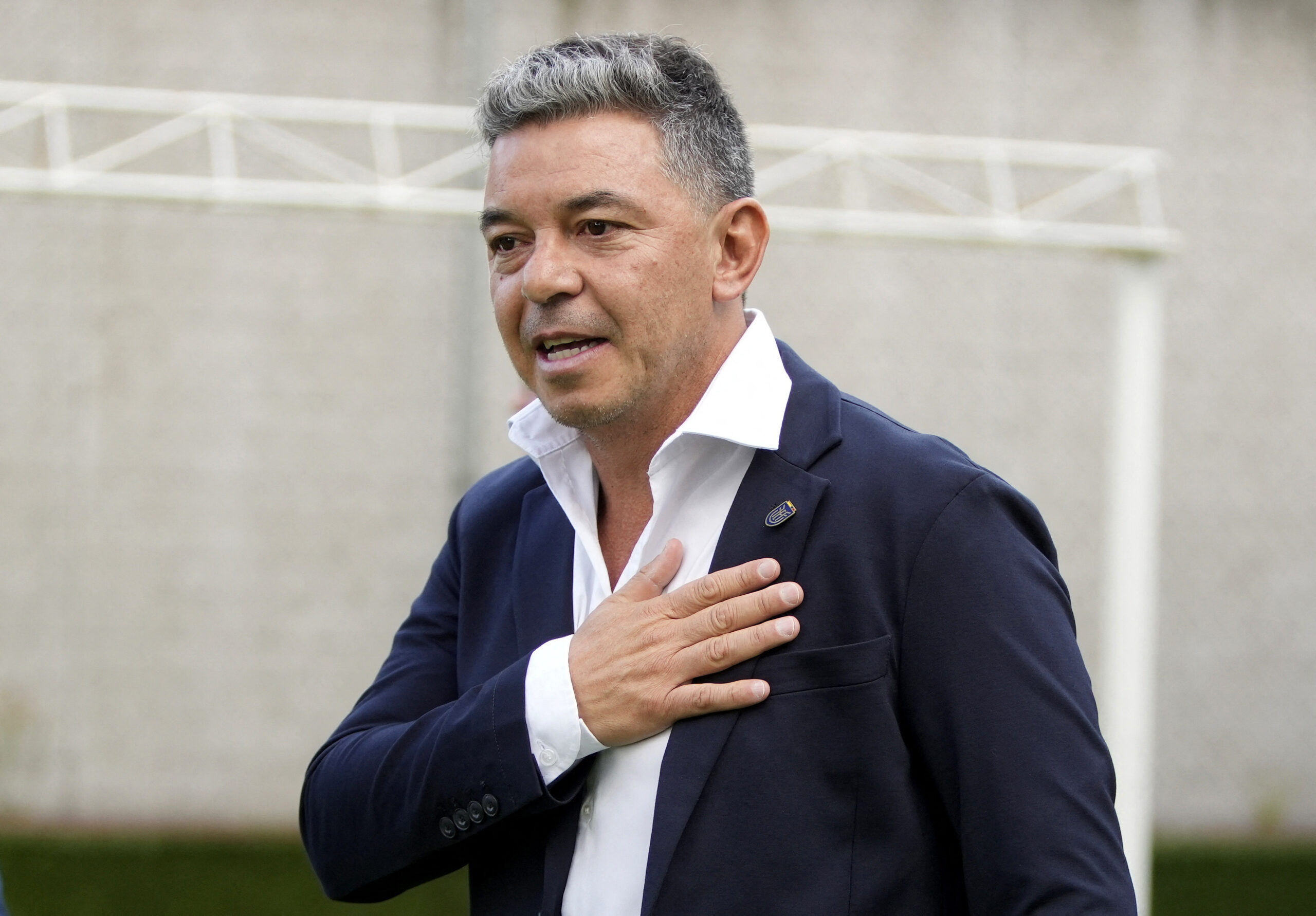 Uruguai e Equador perdem em estreias de Forlán e Gallardo; veja lances
