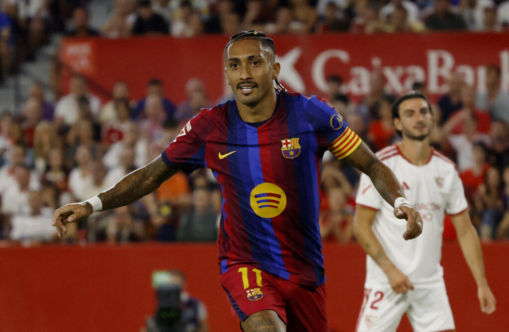 Raphinha comemora hat-trick pelo Barcelona contra o Sevilla. Crédito: REUTERS/Marcelo Del Pozo