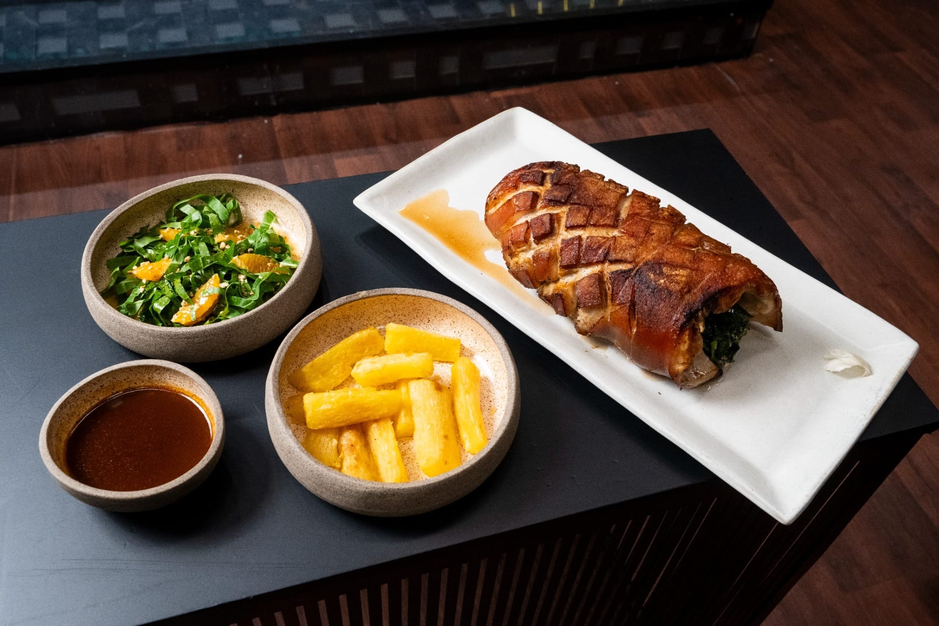 Porchetta Wellington com macaxeira na manteiga de garrafa e salada de couve | Band Receitas