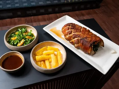 Porchetta Wellington com macaxeira na manteiga de garrafa e salada de couve | Band Receitas