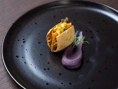 Crocante de siri com maionese de butiá e purê de batata-doce roxa | Band Receitas