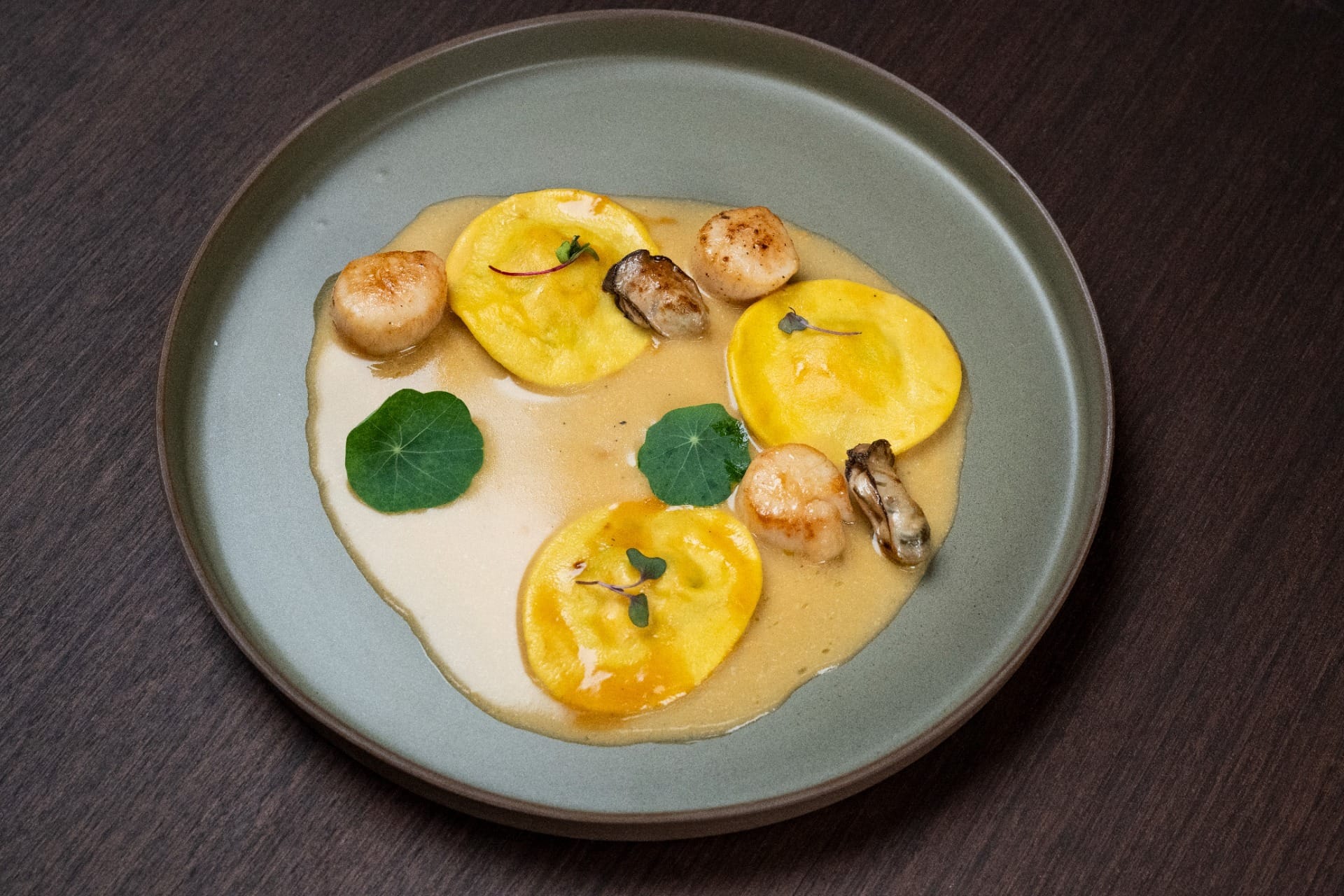 Sorrentino de açafrão recheados com camarão ao velouté de frutos do mar e caldo de capim-limão com vinho branco | Band Receitas