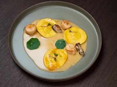 Sorrentino de açafrão recheados com camarão ao velouté de frutos do mar e caldo de capim-limão com vinho branco | Band Receitas