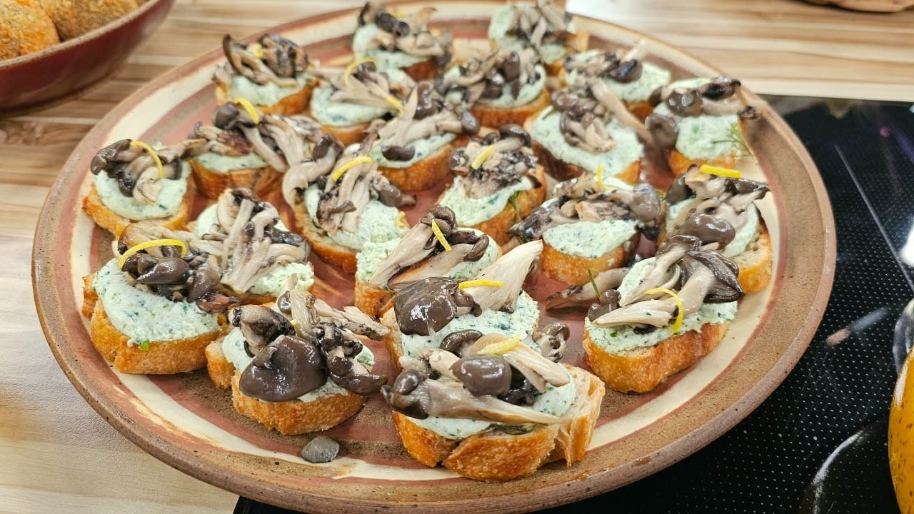 Bruschetta de shimeji com creme de ricota de búfala  do chef Bruno Hashimoto | Band Receitas | Band Receitas