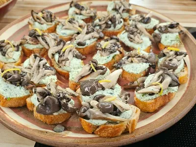 Bruschetta de shimeji com creme de ricota de búfala  do chef Bruno Hashimoto | Band Receitas | Band Receitas