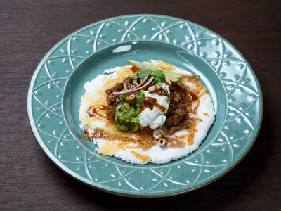 Taco sertanejo com ragu de cordeiro, sour cream, guacamole e pico de gallo | Band Receitas