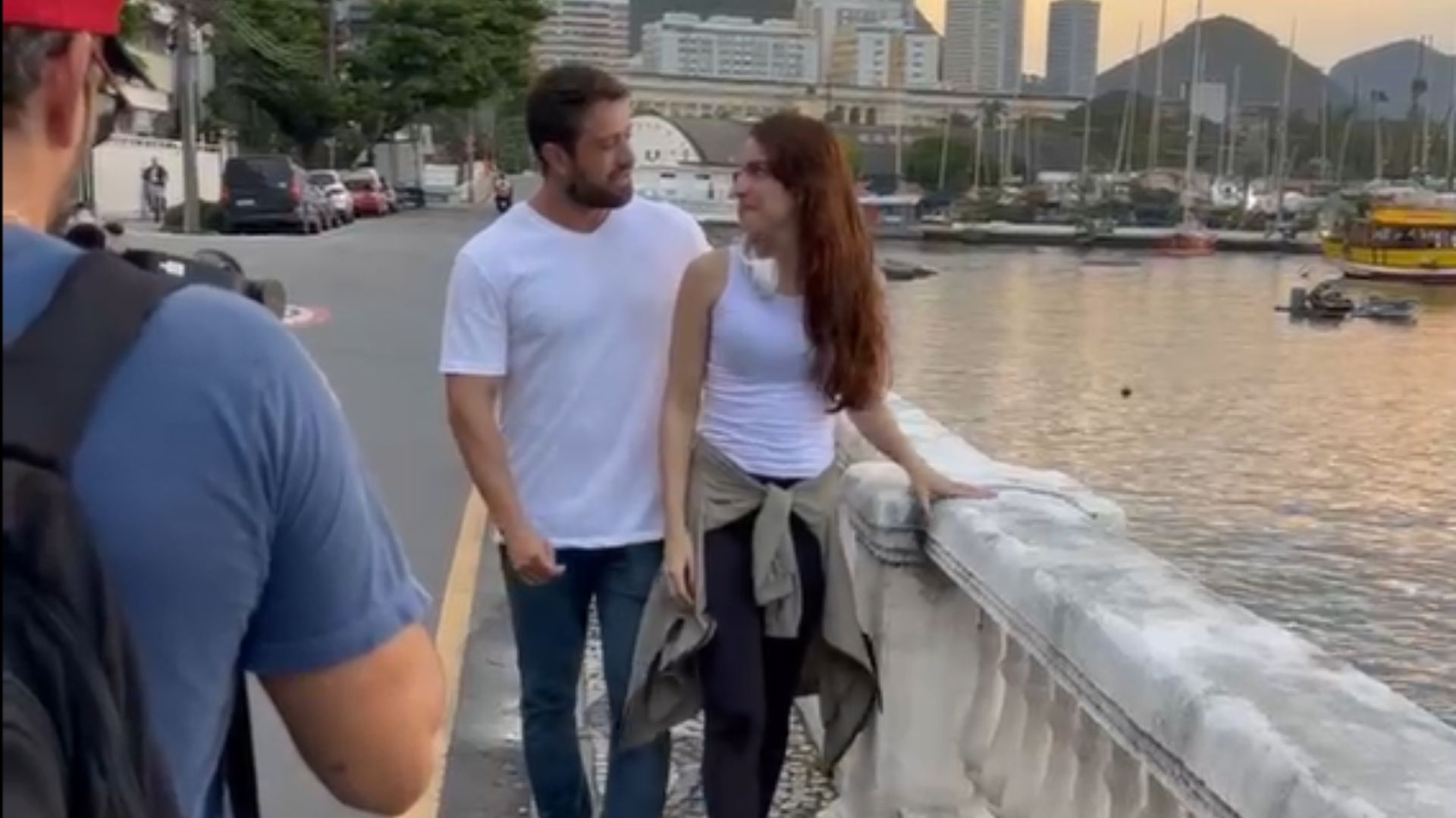 Após internação, Rafael Cardoso volta a atuar em clipe no Rio de Janeiro