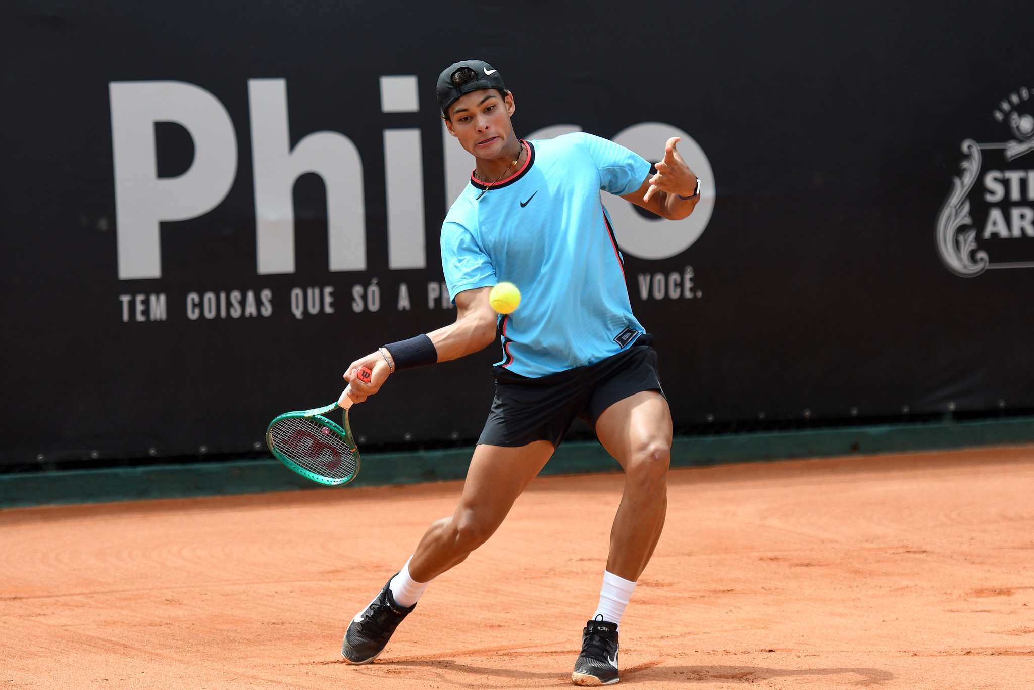 Campeão de Roland Garros e Wimbledon juvenil estreia com vitória em Curitiba