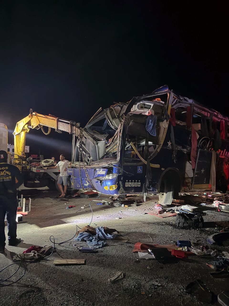 Batida em ônibus de turismo e carreta na BR-116 deixa pelo menos 6 mortos