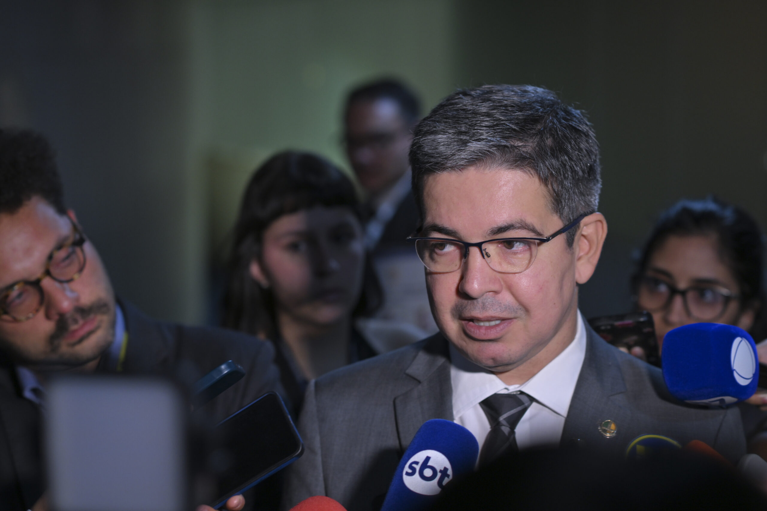 Fim da escala 6x1 será votada pelo Senado em outubro, diz Randolfe