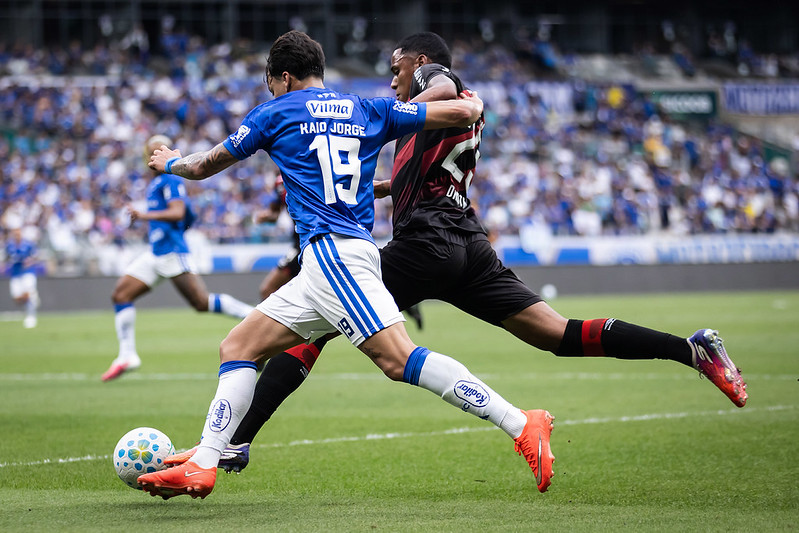 Cruzeiro perde pênalti, mas vence o Athletico e segue na caça ao G5