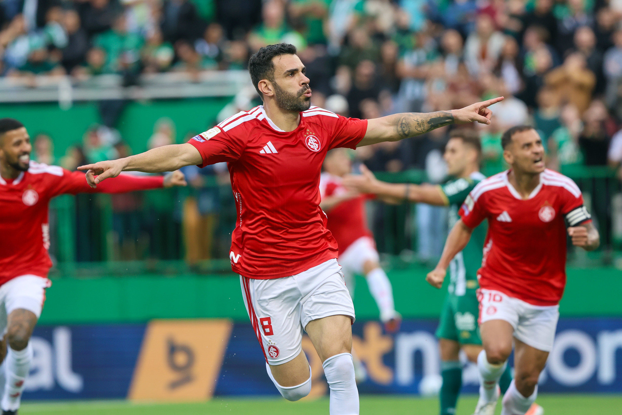 Internacional bate Chapecoense e encerra jejum no Brasileirão; veja os gols