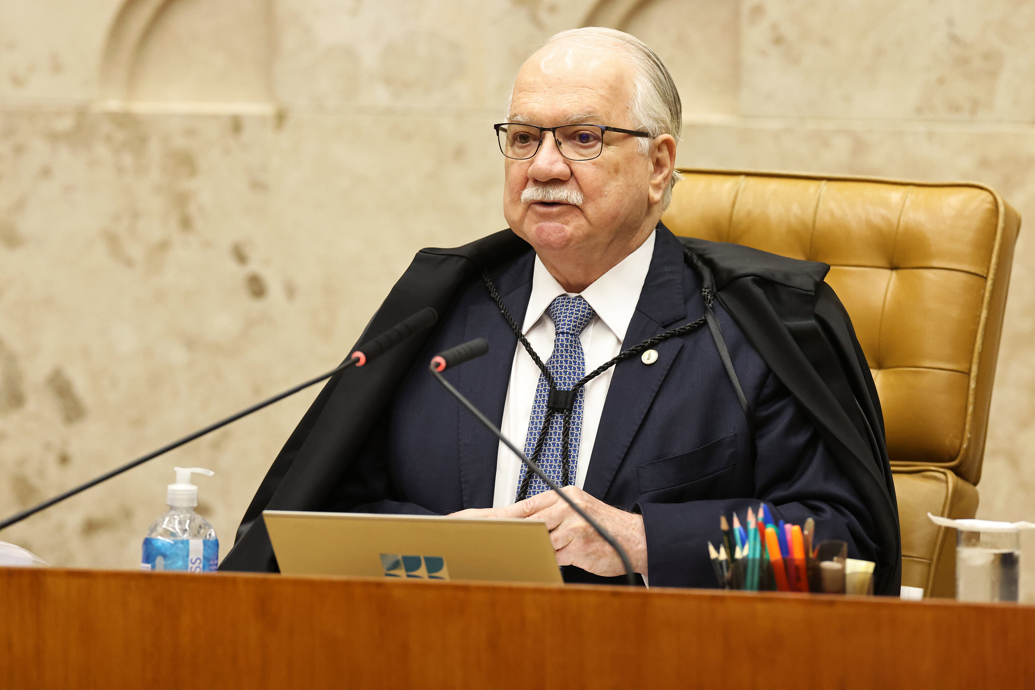 Dino e Fachin batem boca por uso da palavra em sessão sobre Moraes no STF