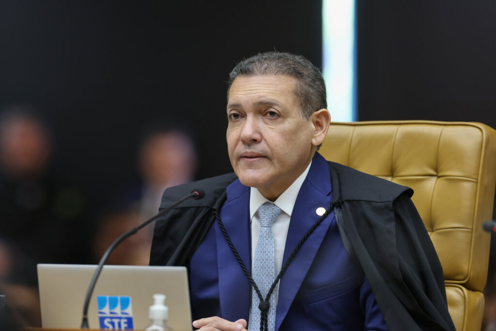 O ministro Kassio Nunes Marques durante sessão plenária extraordinária do STF que julga mensagens entre Moraes e Vorcaro
