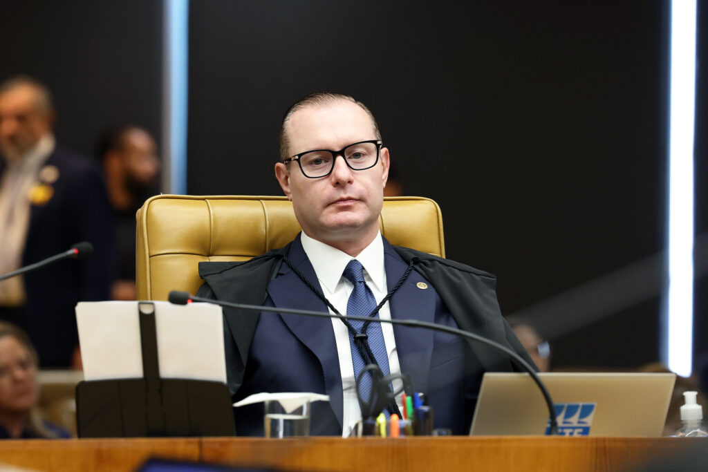 O ministro Cristiano Zanin durante sessão plenária extraordinária do STF que julga mensagens entre Moraes e Vorcaro