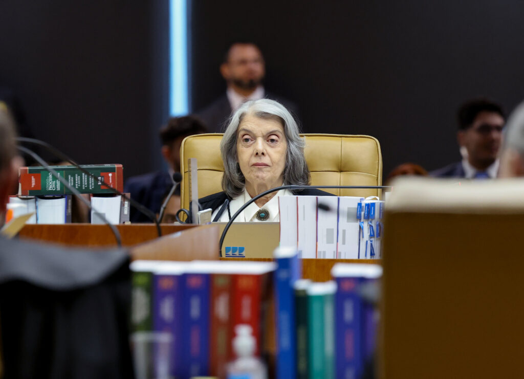A ministra Cármen Lúcia durante sessão plenária extraordinária do STF que julga mensagens entre Moraes e Vorcaro