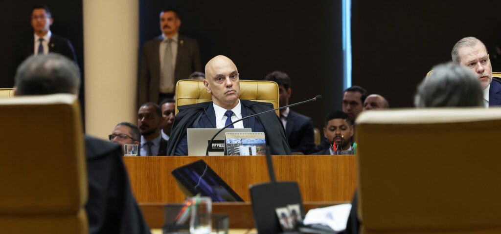 O ministro Alexandre de Moraes durante sessão plenária extraordinária do STF que julga mensagens entre Moraes e Vorcaro