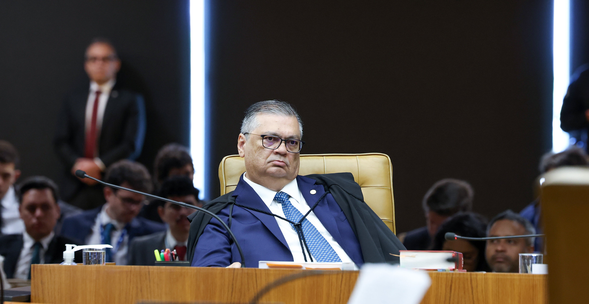 Dino critica Fachin assumir relatoria do Master: "Sua capa é igual à minha"