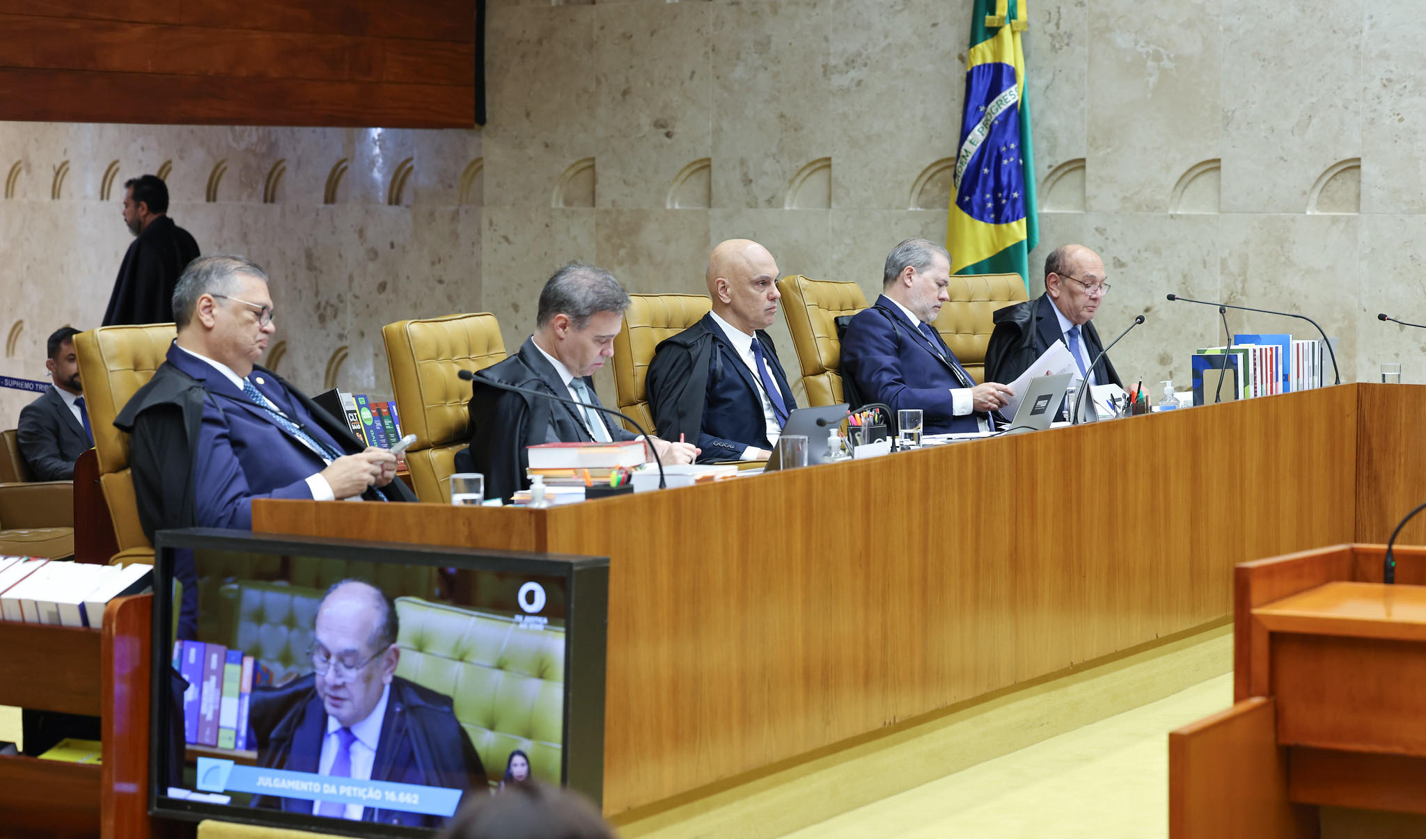 Crise no STF: veja momentos de tensão e confrontos em sessão extraordinária