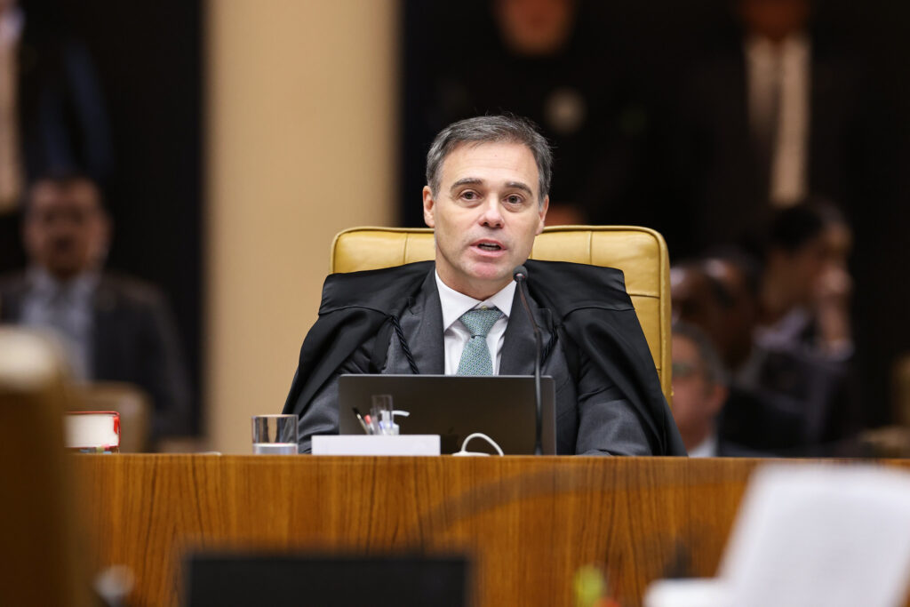 O ministro André Mendonça durante sessão plenária extraordinária do STF que julga mensagens entre Moraes e Vorcaro