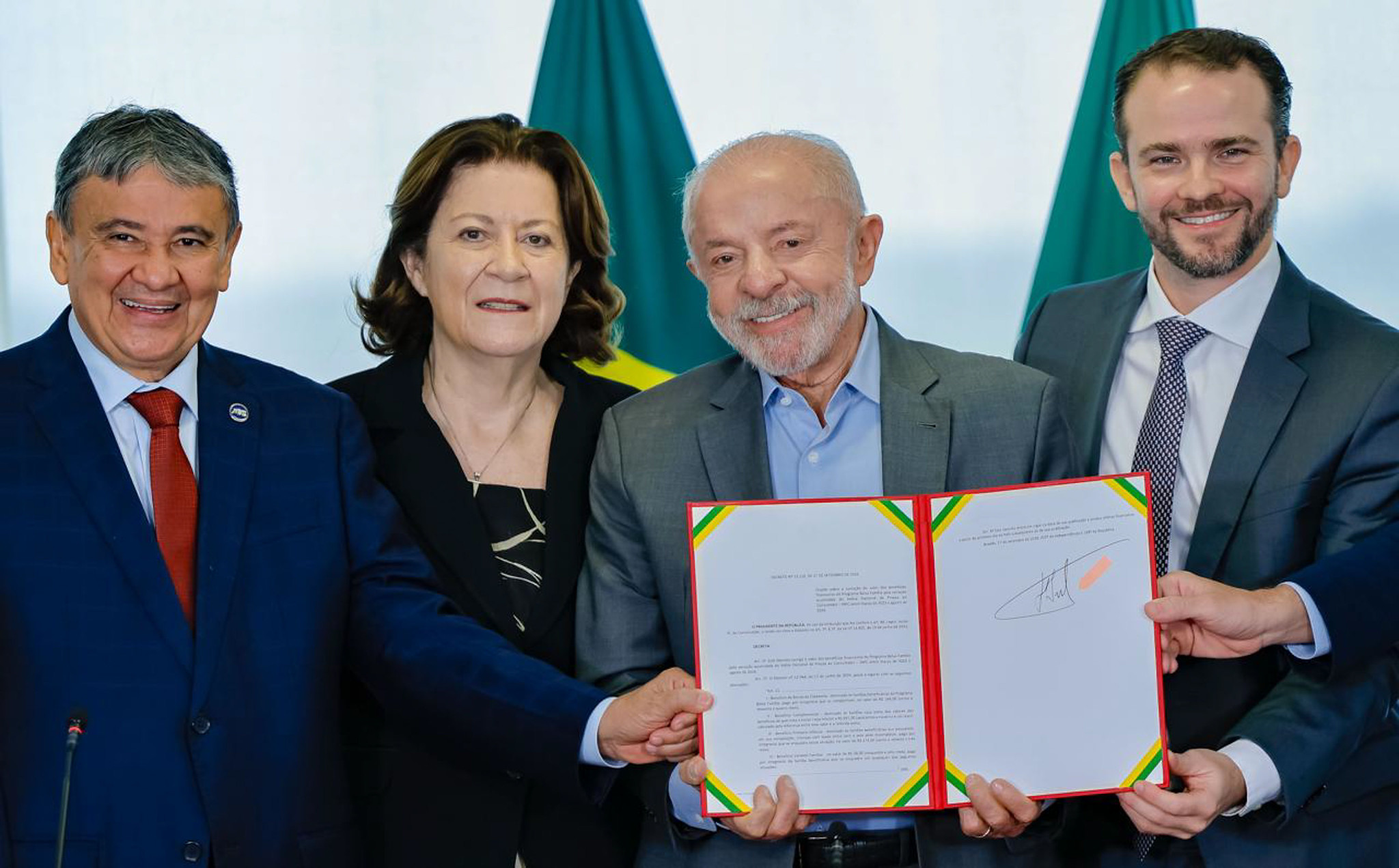 Governo Lula reajusta Bolsa Família a 17 dias do 1º turno; veja o impacto