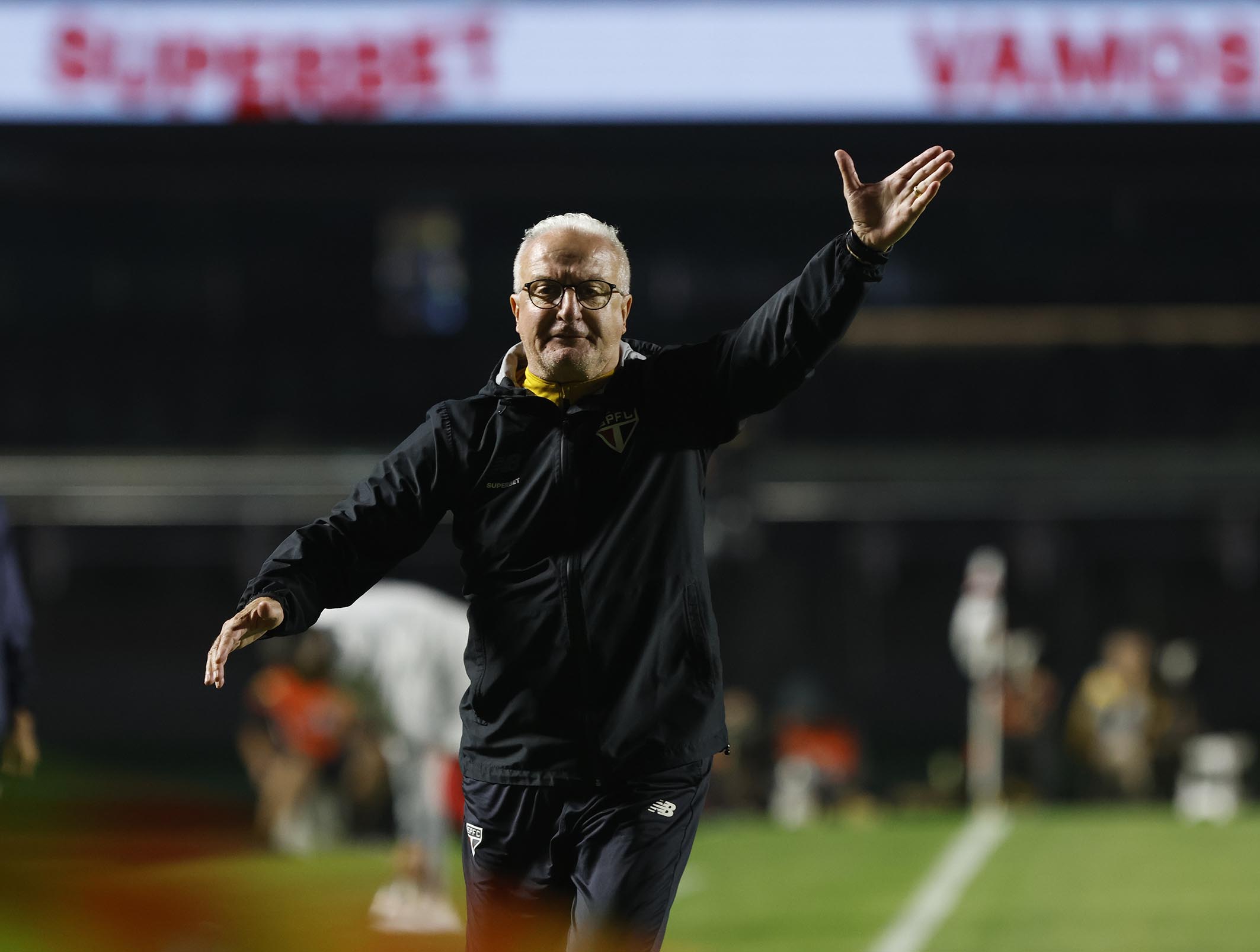 Dorival lamenta protesto da torcida e diz que foi mal interpretado