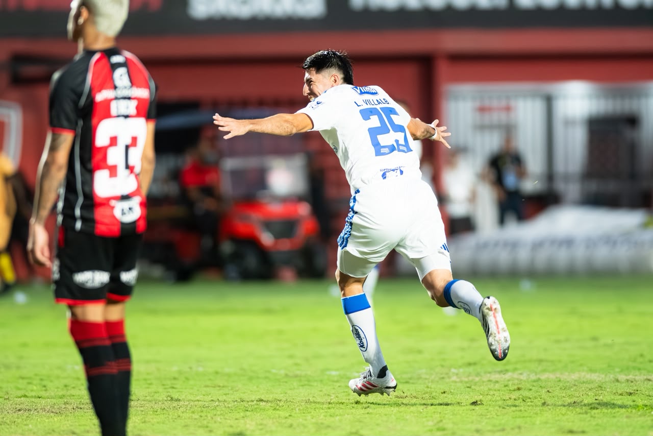 Cruzeiro vence de virada e mantém Vitória ameaçado pelo Z-4