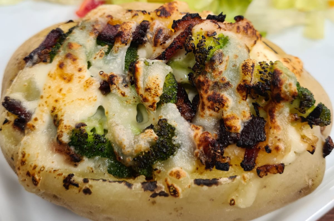 Batata recheada de micro-ondas é acompanhamento prático e cremoso