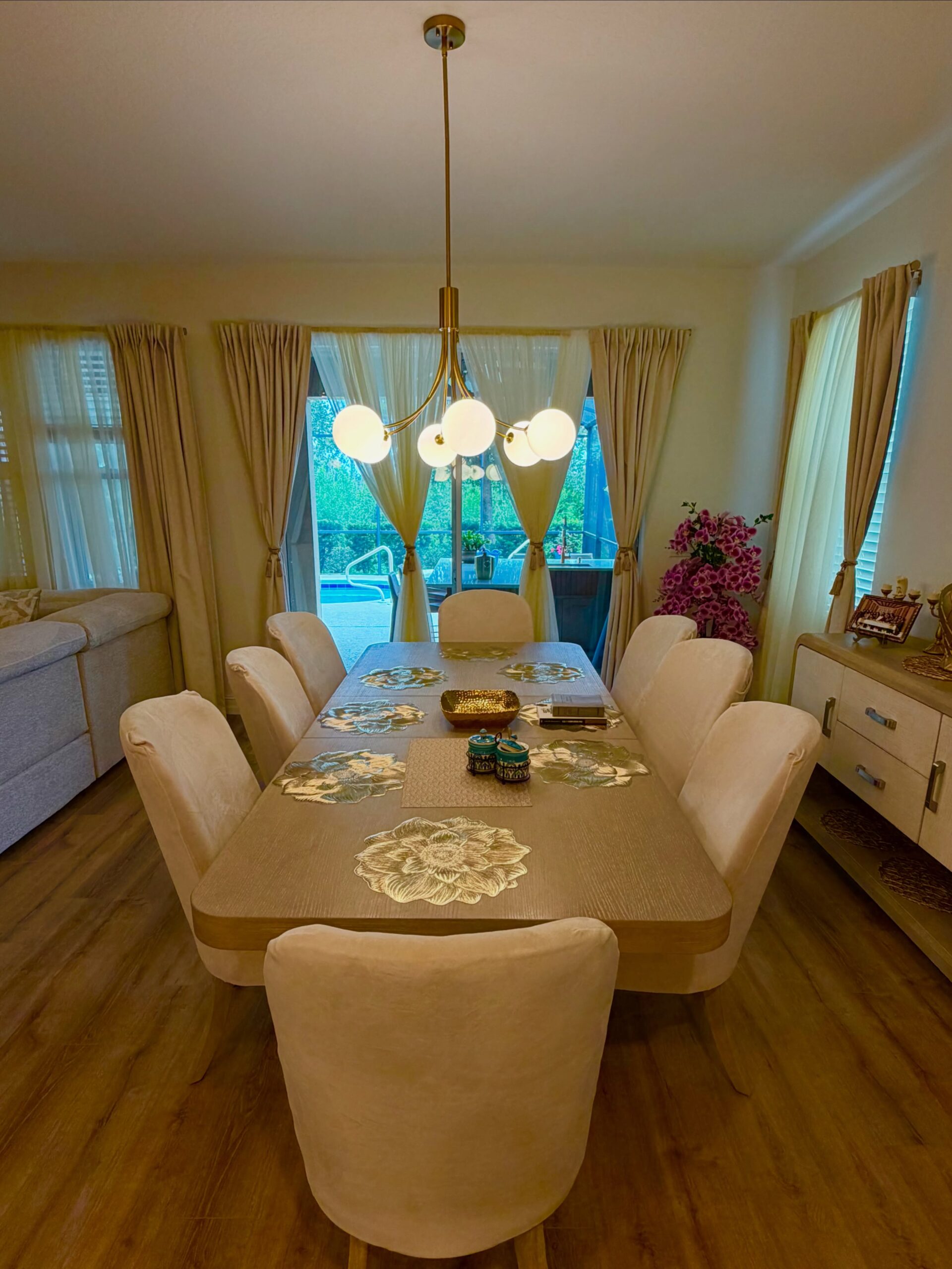 Sala de jantar disp&otilde;e de mesa com oito lugares